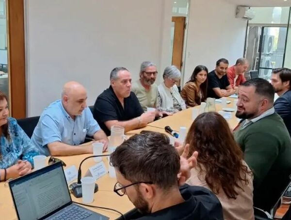 La AJB se sumó a los docentes y también pide adelantar fecha de cobro