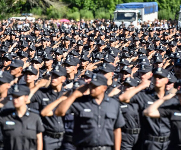 Berazategui: Kicillof encabezó el acto de egreso de 2.265 oficiales de la Policía provincial