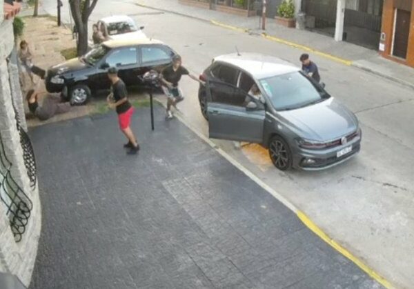 Inseguridad en Bernal: delincuentes asaltaron a vecinos y se llevaron un auto
