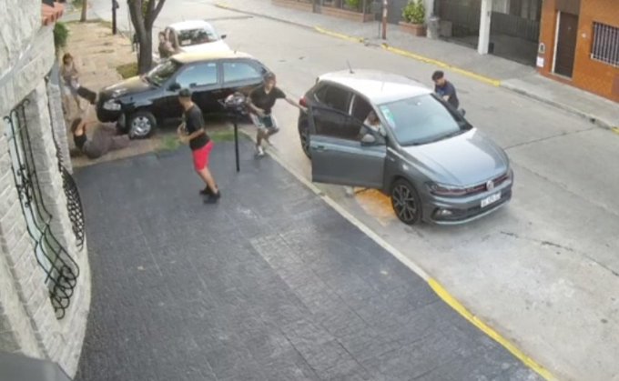 Inseguridad en Bernal: delincuentes asaltaron a vecinos y se llevaron un auto