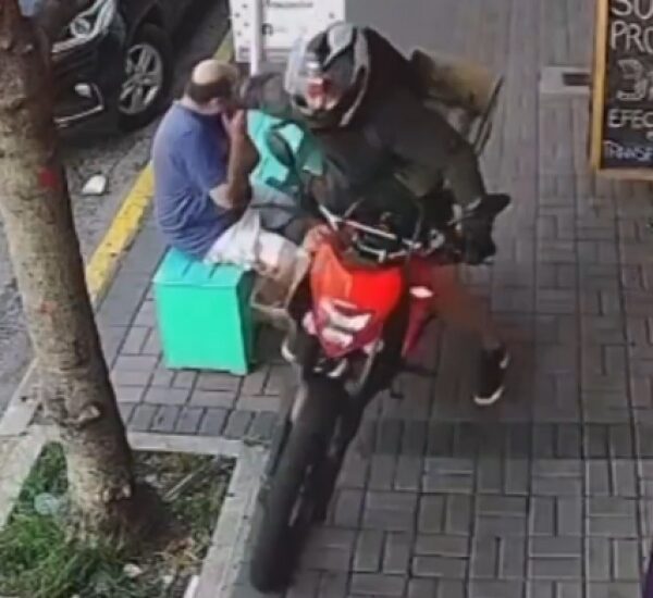 Berazategui: motochorro arrebató el celular a un comerciante mientras estaba en la vereda