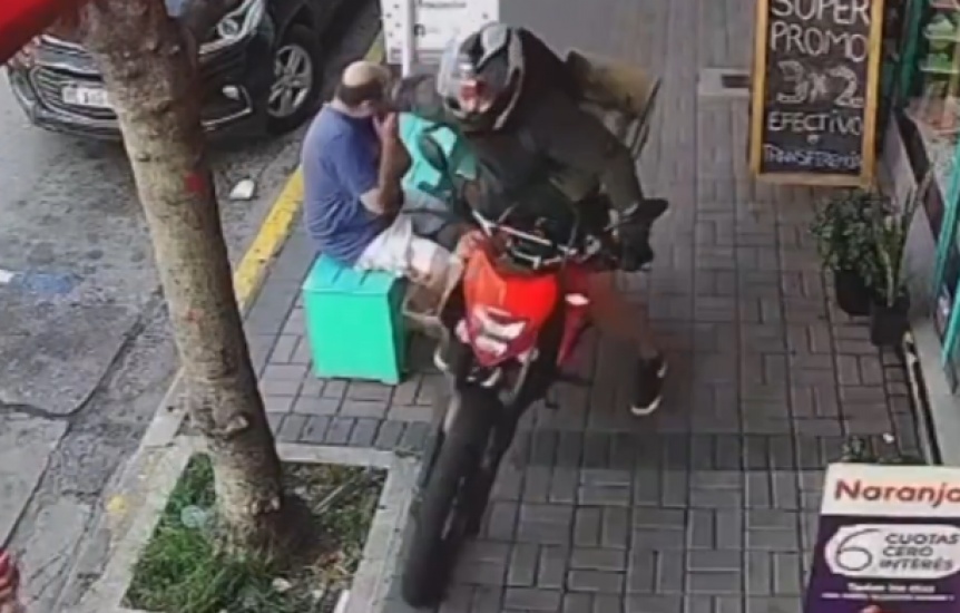 Berazategui: motochorro arrebató el celular a un comerciante mientras estaba en la vereda