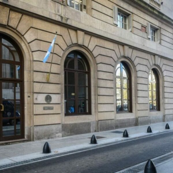 Presentan amparos contra el DNU que reformó la Ley de Inteligencia y amplió facultades de la SIDE