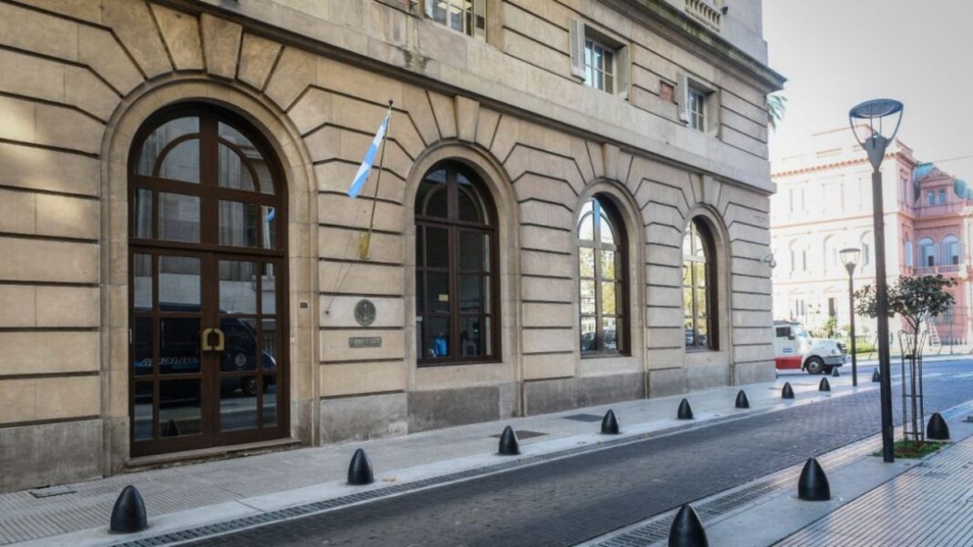 Presentan amparos contra el DNU que reformó la Ley de Inteligencia y amplió facultades de la SIDE