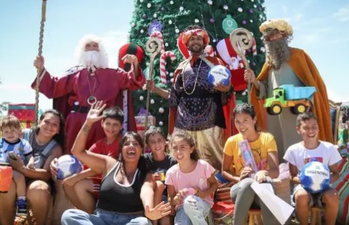 Los Reyes Magos visitaron el Parque Municipal de la Ribera y entregaron regalos