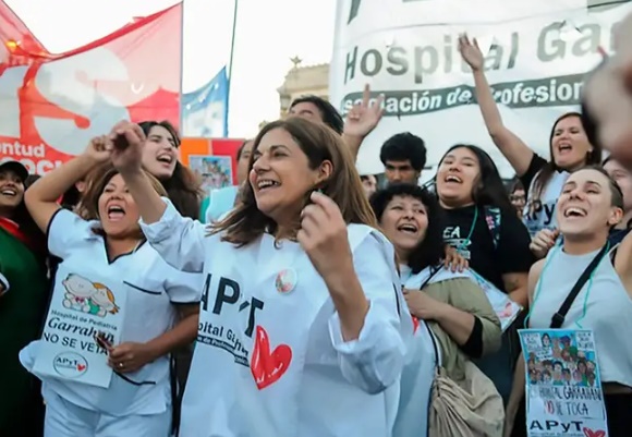 La Justicia frenó los despidos en el Garrahan y el Gobierno apelará