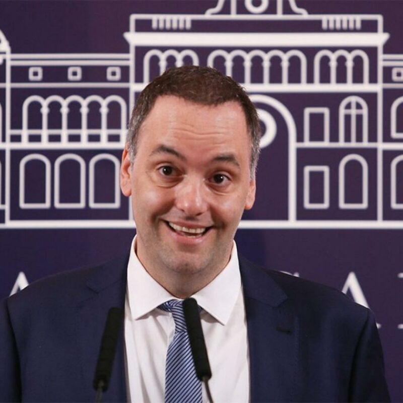 Denuncian a Manuel Adorni por presuntas irregularidades en contrataciones y la concesión de Tecnópolis