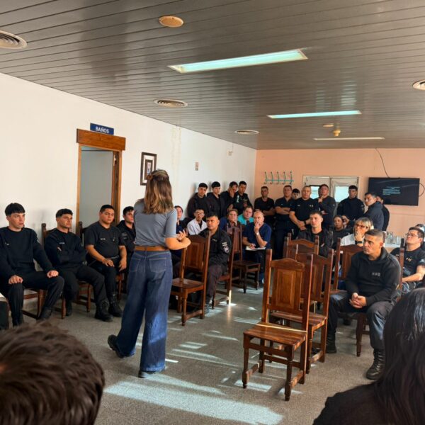 Capacitación sobre prevención del riesgo suicida en la Unidad N° 30