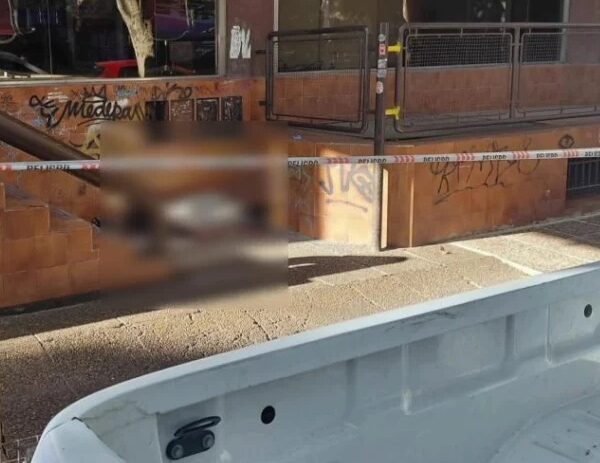 Hallan a una persona en situación de calle muerta frente a la Biblioteca Mariano Moreno de Bernal