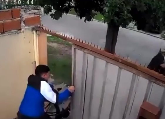 Lo esperaron al salir de su casa en Quilmes Oeste, se percató y por sus reflejos evitó ser robado