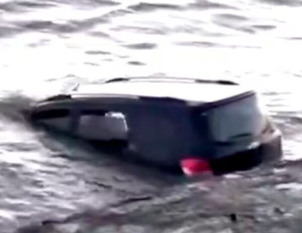 Costanera: una camioneta cayó al Río de la Plata y los pescadores rescataron a una mujer y su hija