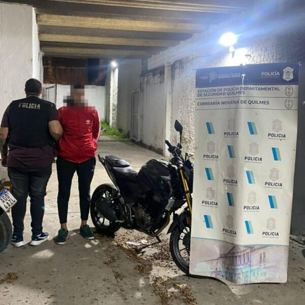 Quilmes: Tras persecución y tiroteo, caen dos menores con una moto robada y un arma buscada desde 1990