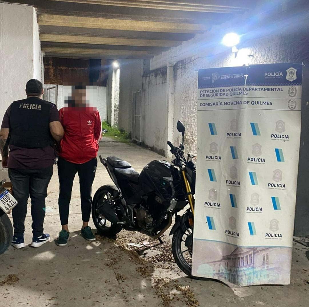 Quilmes: Tras persecución y tiroteo, caen dos menores con una moto robada y un arma buscada desde 1990