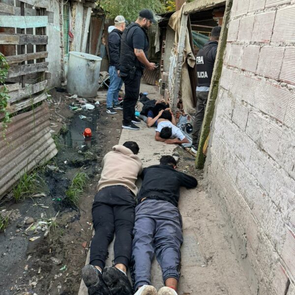 Operativo en Villa Azul: atrapan a dealer con casi 500 dosis de cocaína y un menor armado