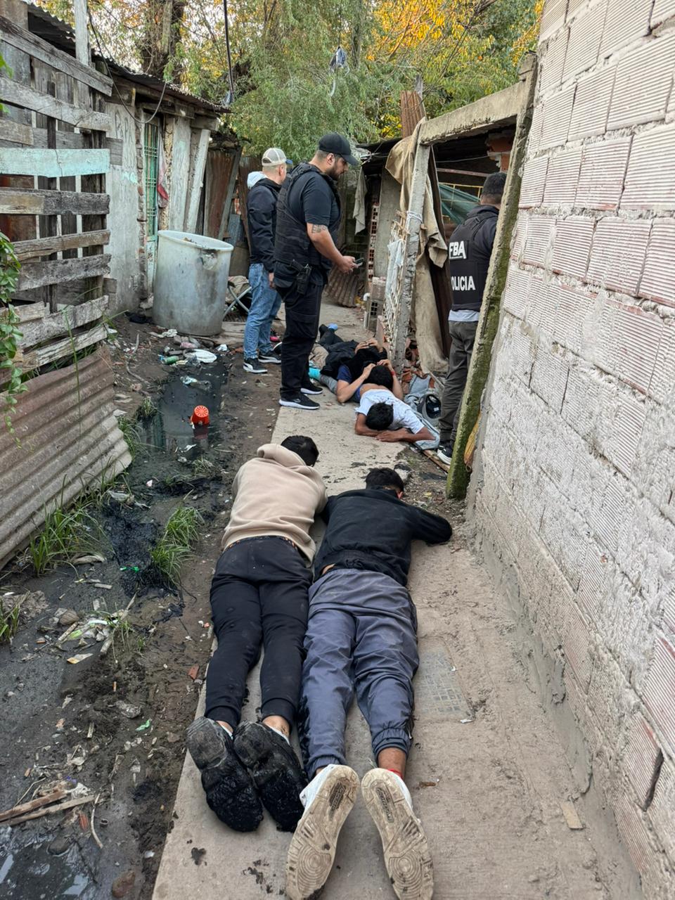 Operativo en Villa Azul: atrapan a dealer con casi 500 dosis de cocaína y un menor armado