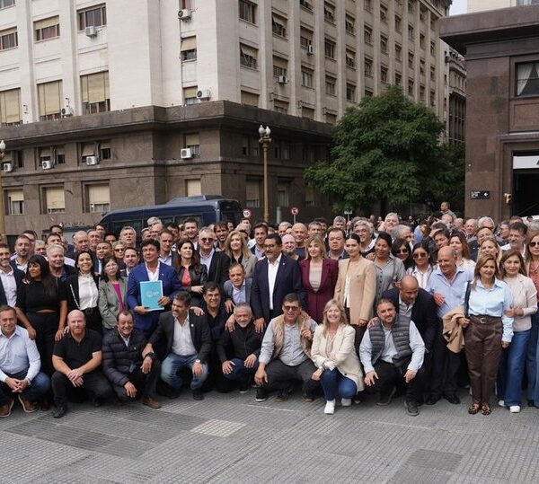 Intendentes marcharon a Casa Rosada por el aumento de nafta y las obras paralizadas