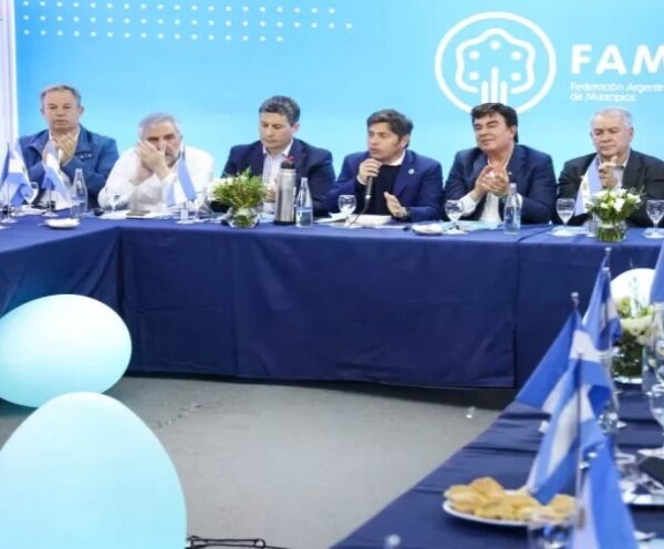 Intendentes le reclamarán a Caputo por los fondos retenidos y Kicillof se suma al pedido