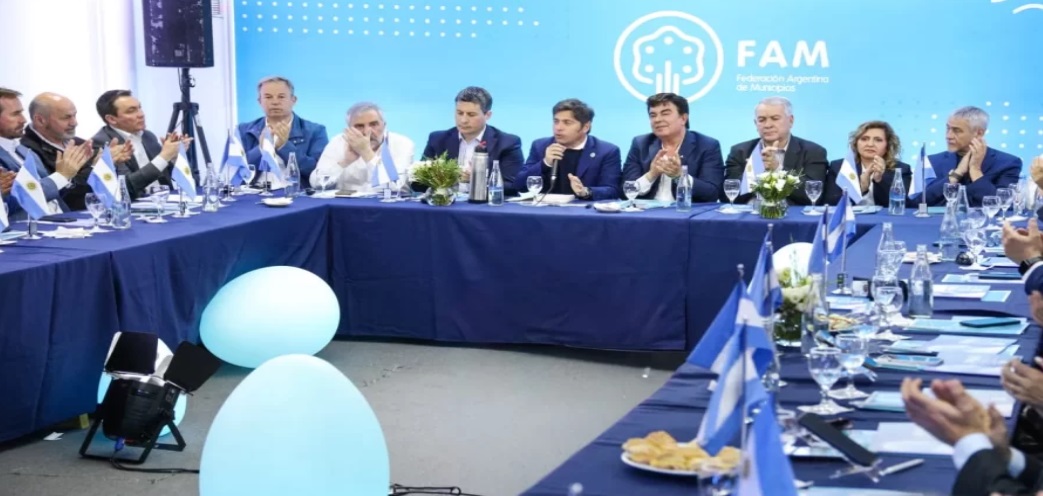 Intendentes le reclamarán a Caputo por los fondos retenidos y Kicillof se suma al pedido