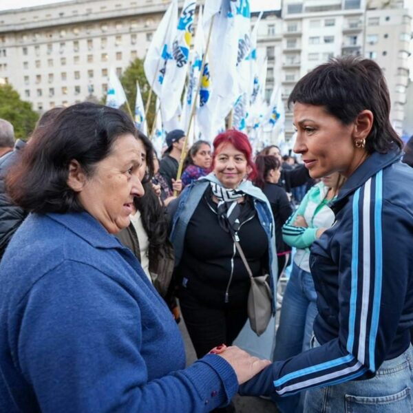 Mayra Mendoza participó de la marcha por la Ley de Glaciares y lanzó duras críticas al Gobierno nacional