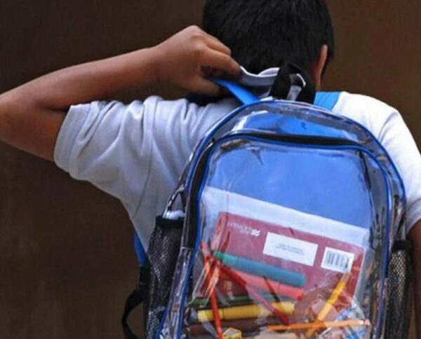 Las escuelas prohíben las mochilas ante las amenazas de tiroteos