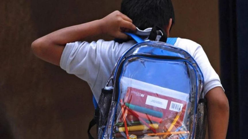 Las escuelas prohíben las mochilas ante las amenazas de tiroteos