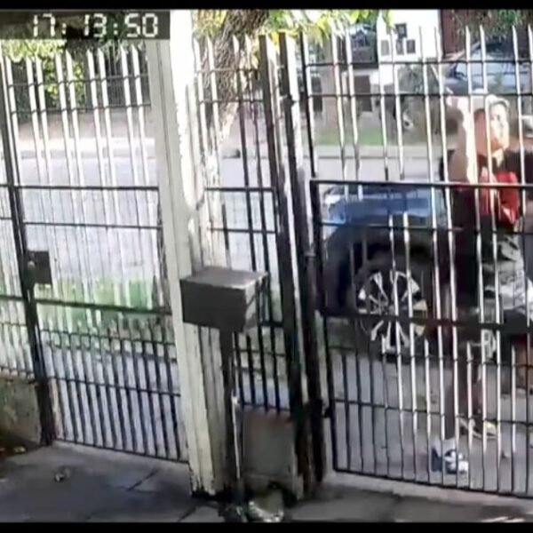 Entradera en Villa Centenario: golpearon a un vecino para robarle el auto en pleno horario de salida escolar