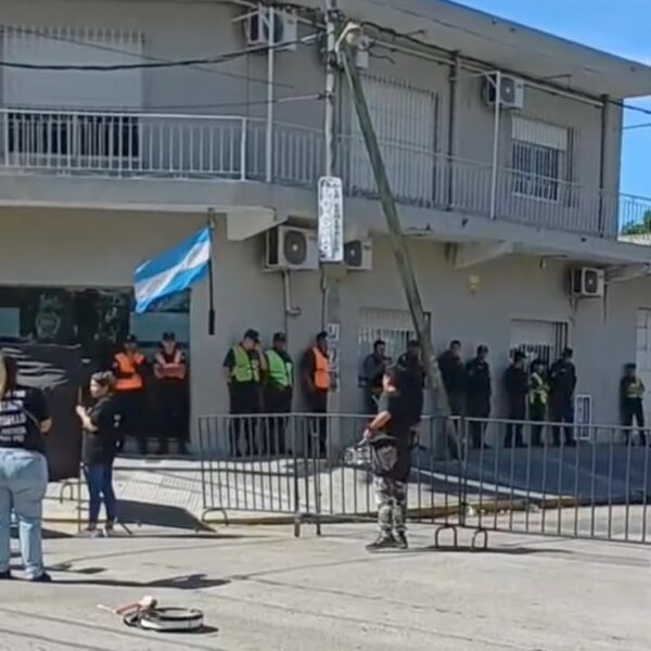 Caso Lucas Escalante-Lautaro Morello: familiares exigen celeridad tras la suspensión del juicio oral y marcharon al Tribunal 2 de Varela