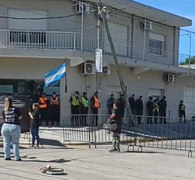 Caso Lucas Escalante-Lautaro Morello: familiares exigen celeridad tras la suspensión del juicio oral y marcharon al Tribunal 2 de Varela