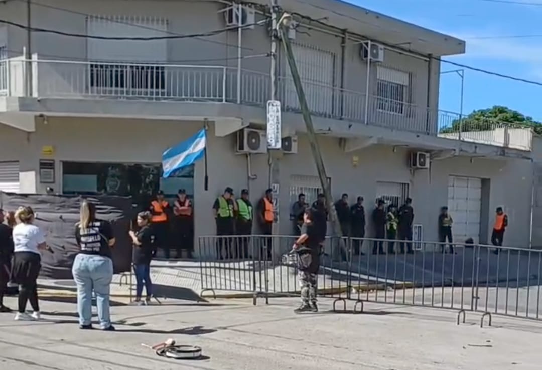 Caso Lucas Escalante-Lautaro Morello: familiares exigen celeridad tras la suspensión del juicio oral y marcharon al Tribunal 2 de Varela