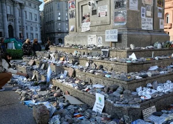Tras el Mundial, volvieron a colocar las piedras conmemorativas del Covid-19 en Plaza de Mayo