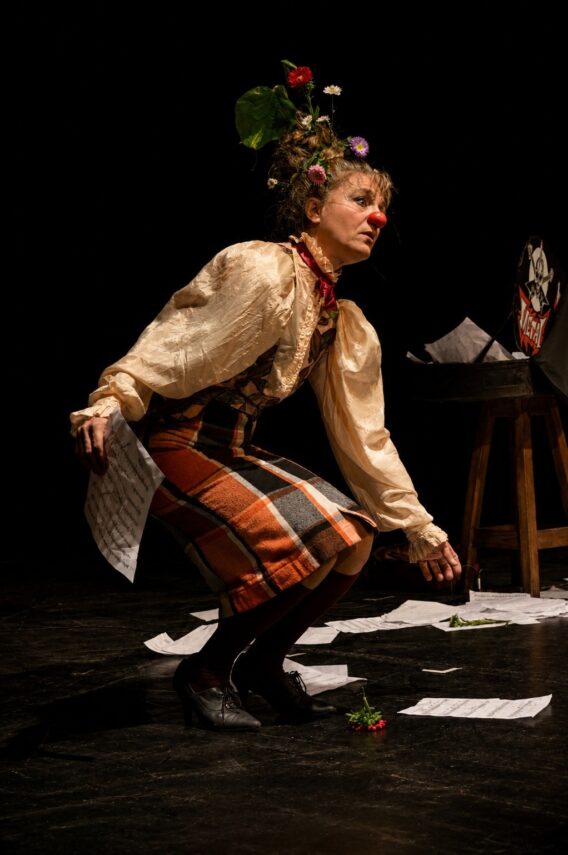 Karina Polito presenta su unipersonal de clown musical «La Frecuencia Perfecta»