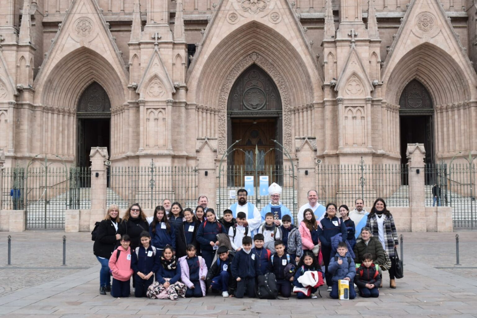 Cerca de mil alumnos de las escuelas de la Diócesis de Quilmes peregrinaron a Luján