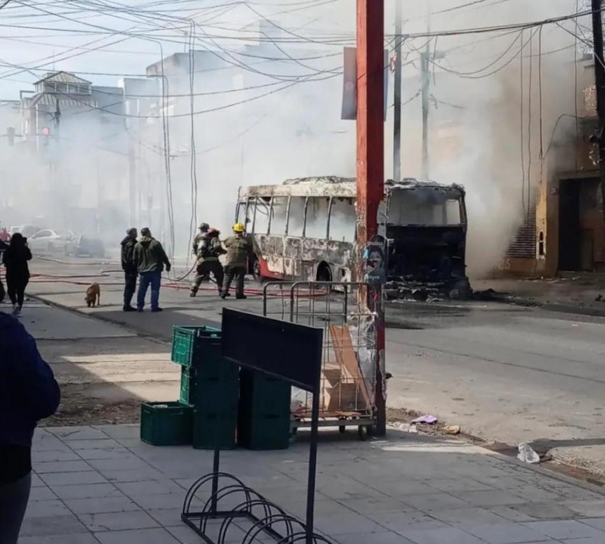 Alarma por incendio de colectivo 278 en Quilmes Oeste: no hubo heridos