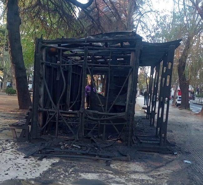 Otra vez vandalizaron un Ecopunto de Quilmes Centro; debieron intervenir los bomberos voluntarios