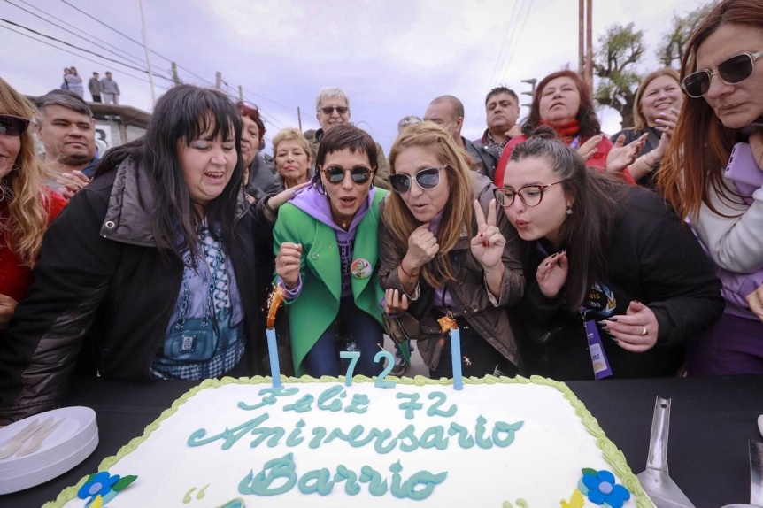 Miles de familias disfrutaron del desfile por el aniversario de La Paz