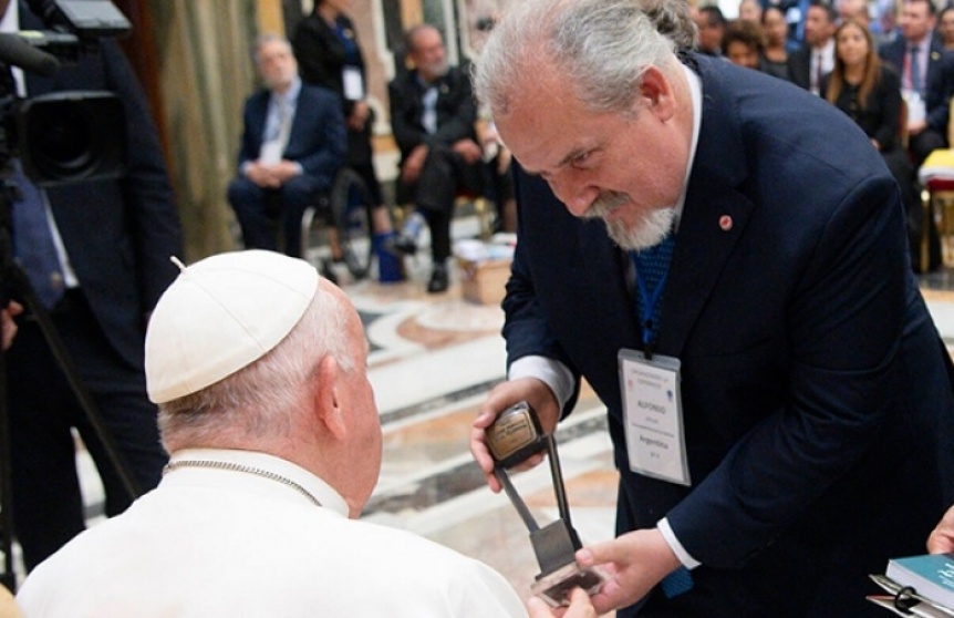 Le entregaron el Premio Nuevas miradas en la Televisión al Papa Francisco