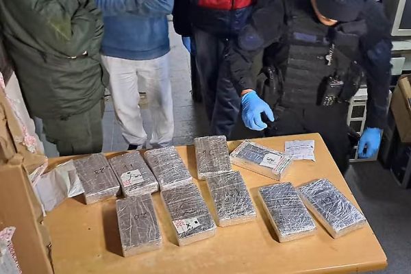 Caen cinco gendarmes por el faltante de 15 kilos de cocaína de máxima pureza