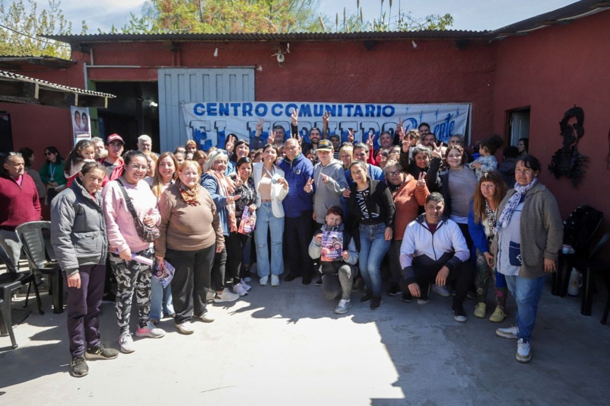 Mayra Mendoza en el Punto Solidario y Centro Comunitario El Hornero dialogó con vecinos