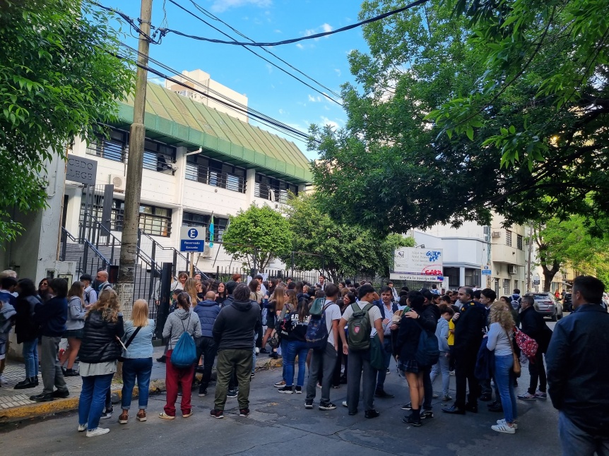 Nueva protesta de alumnos del Mancedo contra su cierre y Mayra Mendoza se reunió con representantes legales de colegios