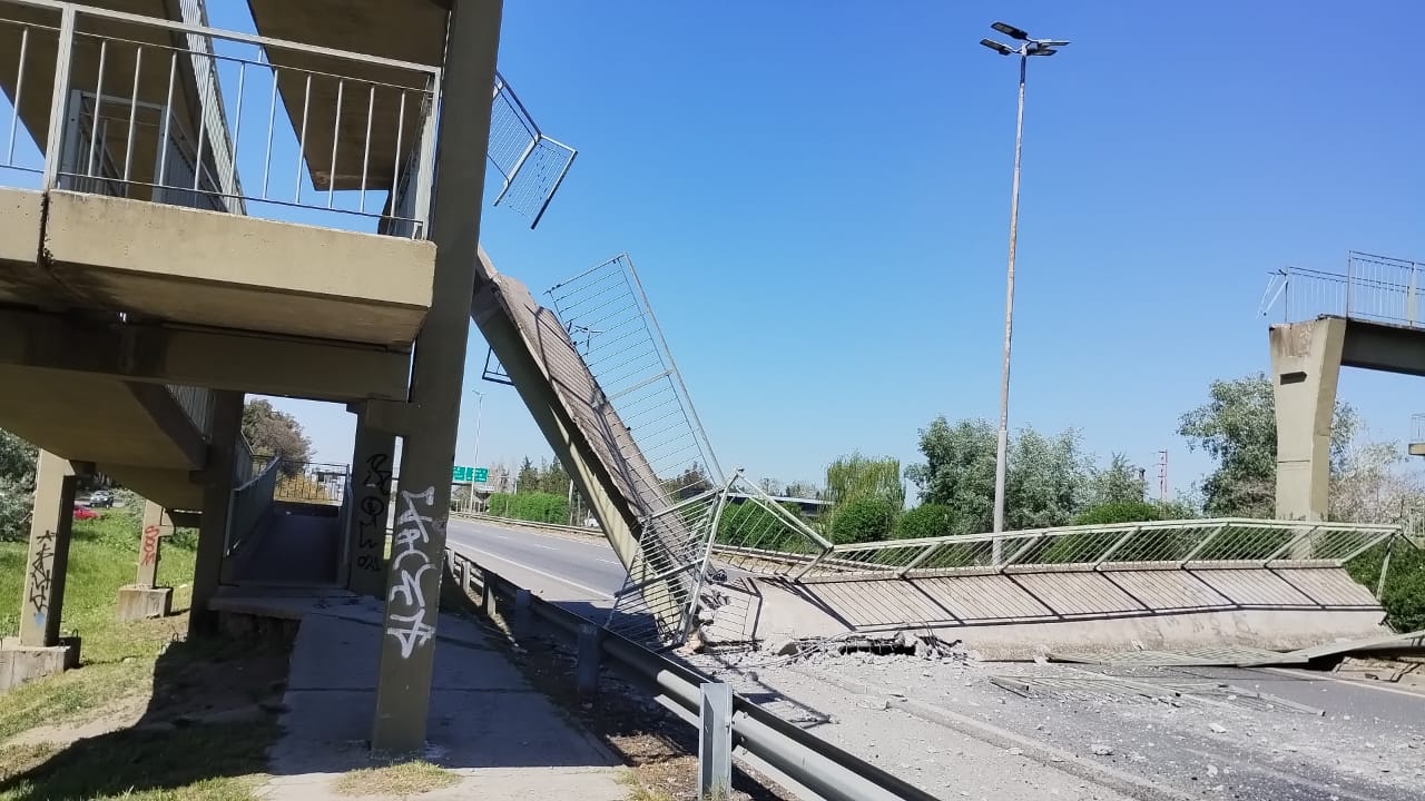 Suspendieron al camionero que tiró abajo un puente peatonal en la Ruta 2