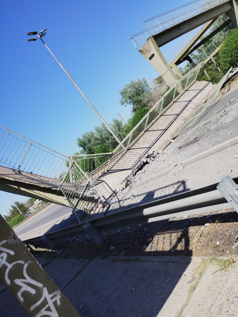 Camión derribó puente peatonal en El Pato: no hubo heridos