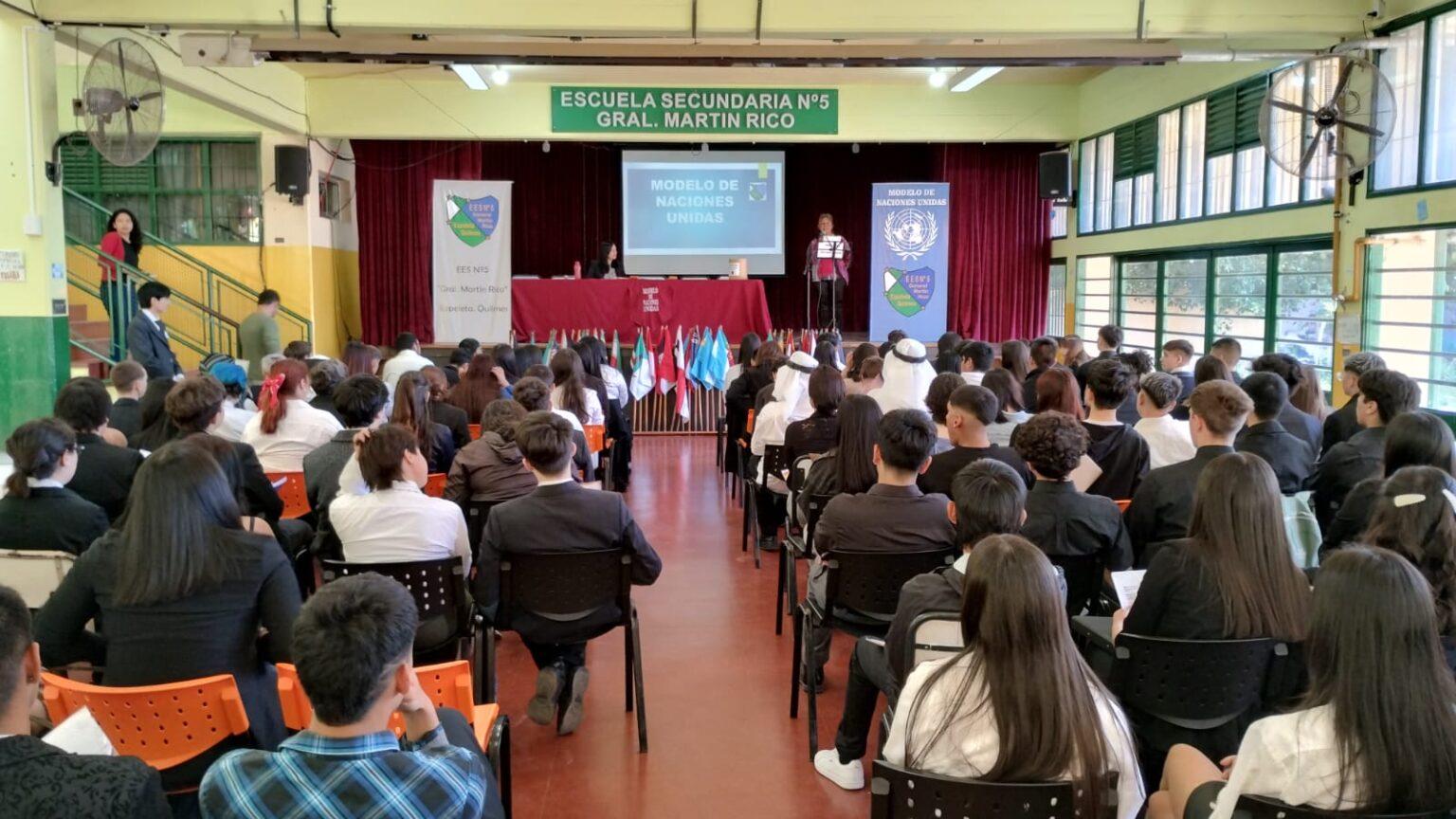 Cientos de estudiantes debaten sobre políticas por la paz en la Escuela Secundaria N° 5 de Ezpeleta