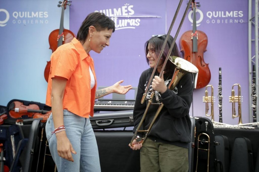 Mayra Mendoza entregó nuevos instrumentos a la orquesta de la ES Nº 23 de Villa La Florida