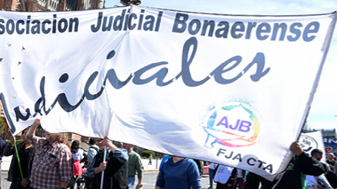 Judiciales bonaerenses reclamaron a Kicillof que convoque “en forma urgente” a paritarias