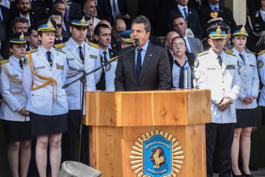 Massa agradeció a los policías por su “esfuerzo” para “cuidar a los argentinos”