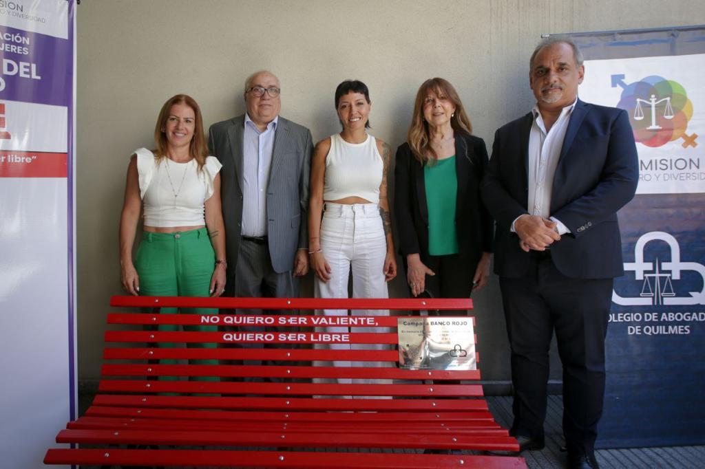 Inauguraron un banco rojo en el anexo del Colegio de Abogados de Quilmes en el marco del Día Internacional de la eliminación de la violencia contra las mujeres