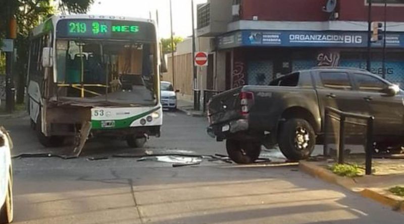 Automovilista en estado de ebriedad chocó un colectivo en Berazategui