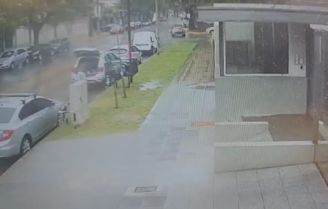 A plena luz del día roban autos estacionados en inmediaciones de Quilmes Centro utilizando inhibidores para delinquir
