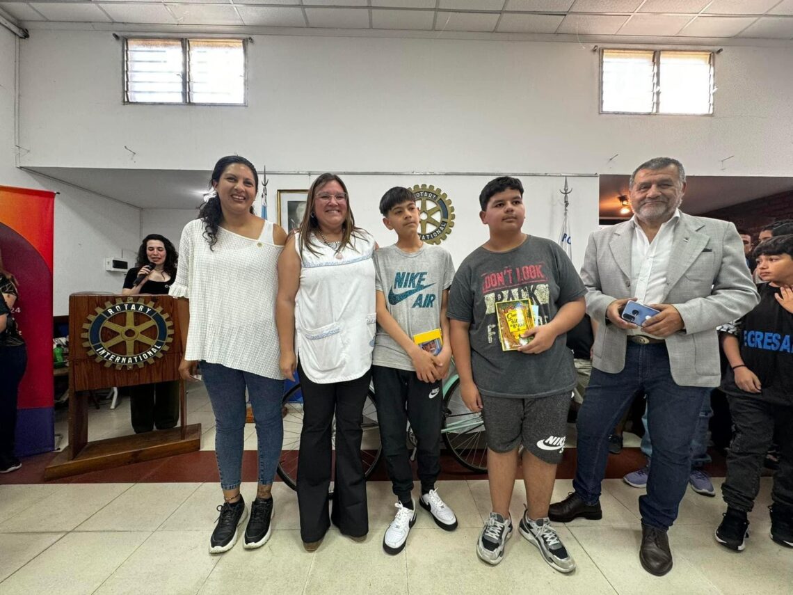 Rotarios entregaron libros y reconocimientos a alumnos de escuelas de Berazategui