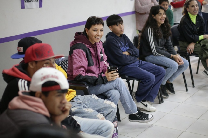 Mayra Mendoza junto a jóvenes del programa “Envión” en Ezpeleta Oeste